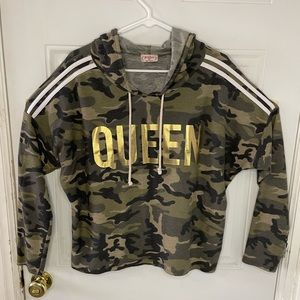 📚BACK TO SCHOOL SALE!✏️ Sporty camo lightweight hoodie.